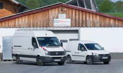 Außengelände der Firma Pudenz und Heddergott Industrieanstrich GmbH aus Wilbich, Fahrzeuge
