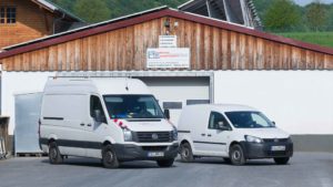 Außengelände der Firma Pudenz und Heddergott Industrieanstrich GmbH aus Wilbich, Fahrzeuge