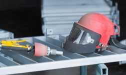Werkzeug und Arbeitsschutzhelm liegt auf einem Geländerelement der Firma Pudenz und Heddergott GmbH aus Wilbich