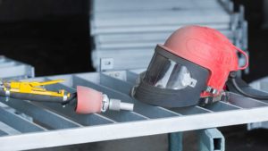 Werkzeug und Arbeitsschutzhelm liegt auf einem Geländerelement der Firma Pudenz und Heddergott GmbH aus Wilbich