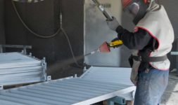 Angestellter der der Firma Pudenz und Heddergott Industrieanstrich GmbH aus Wilbich beim Bearbeiten eines Geländers