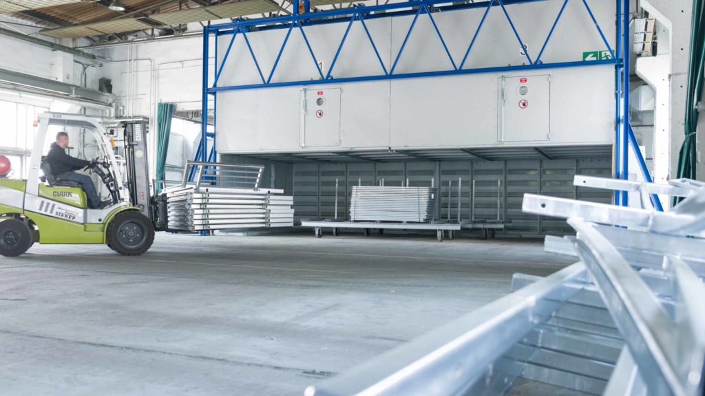 Gabelstapler fährt in Produktionshalle der Außengelände der Firma Pudenz und Heddergott Industrieanstrich GmbH aus Wilbich