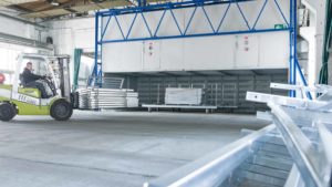 Gabelstapler fährt in Produktionshalle der Außengelände der Firma Pudenz und Heddergott Industrieanstrich GmbH aus Wilbich